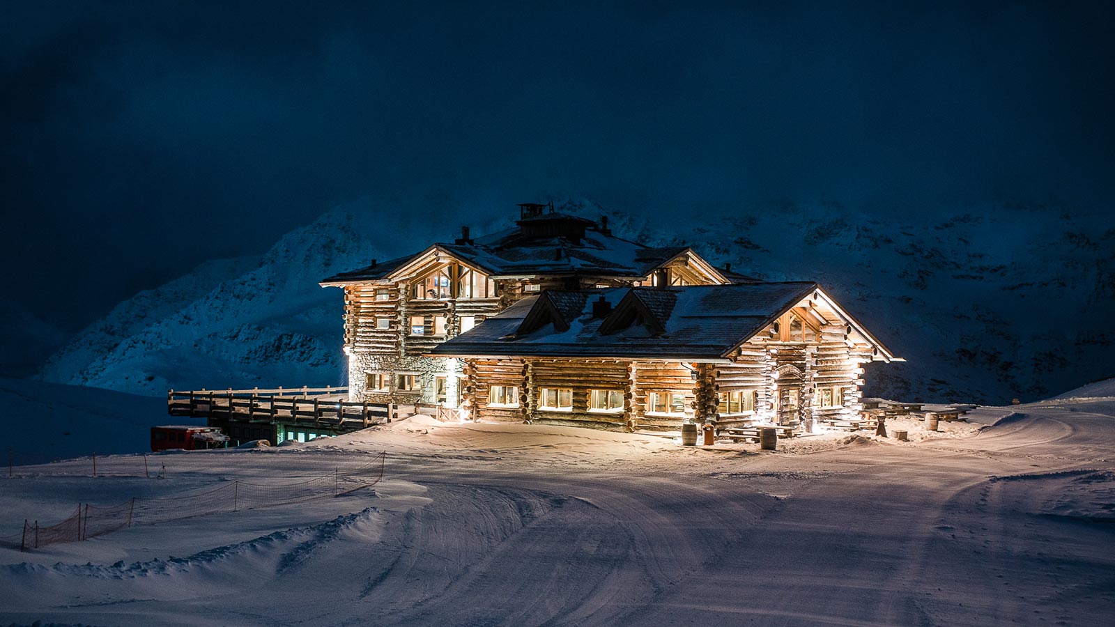 Il mountain lodge di notte splende di luci