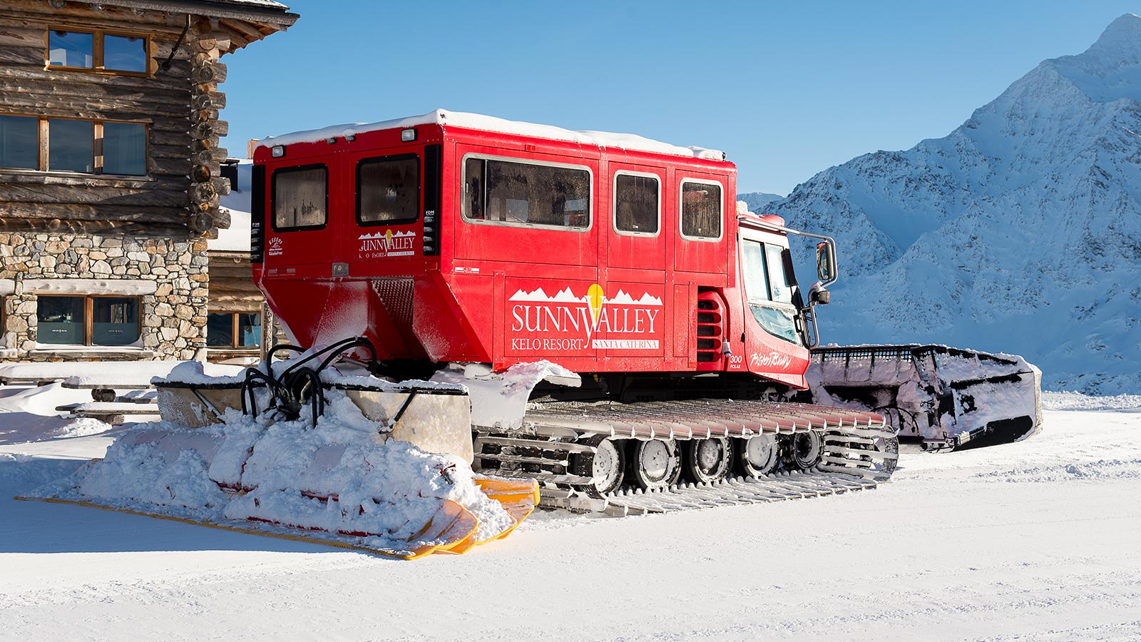 Gatto delle nevi parcheggiato fuori dal Sunny Valley nel cuore del Parco nazionale dello Stelvio