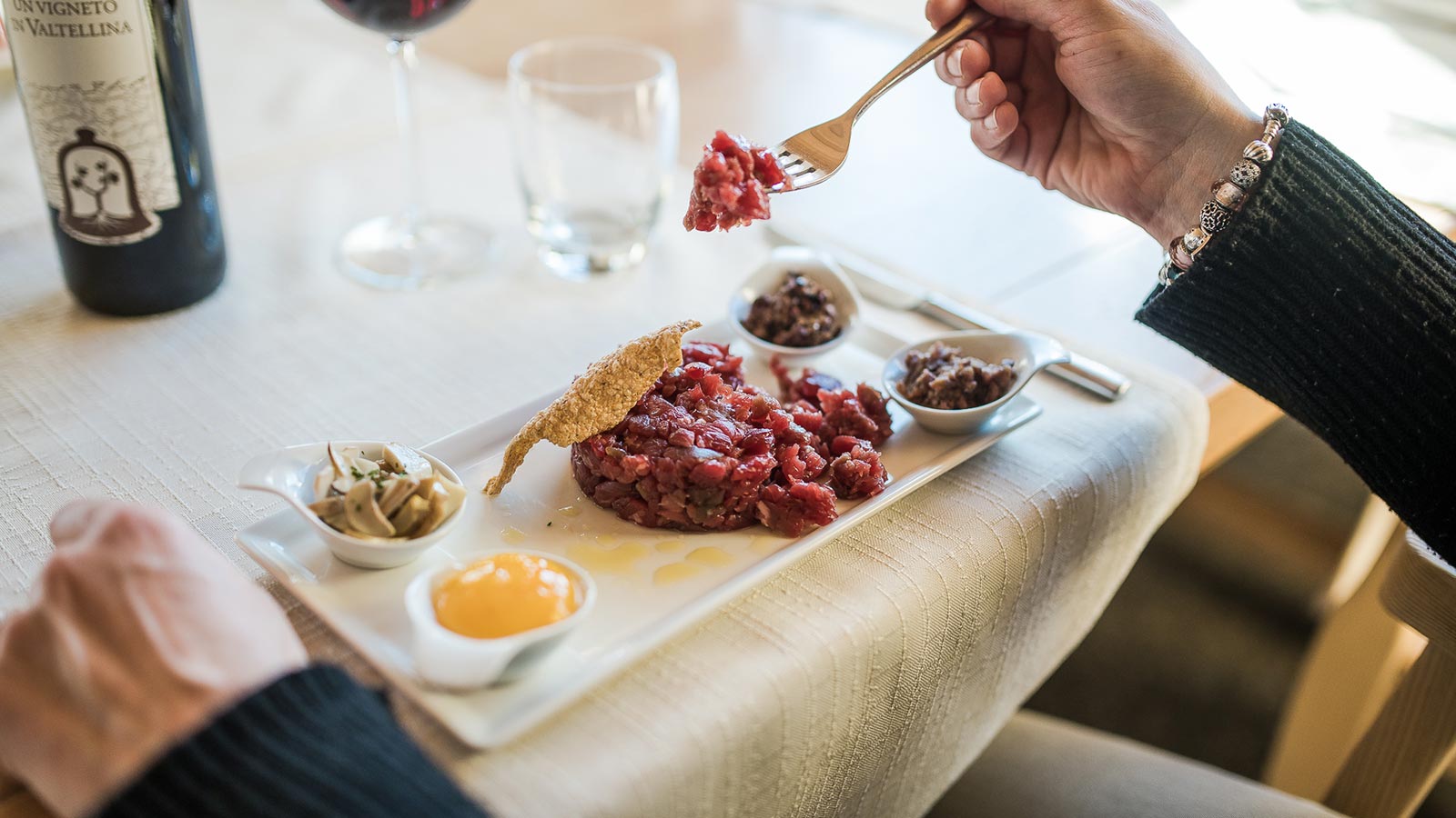 Tartara di manzo accompagnata da vino rosso