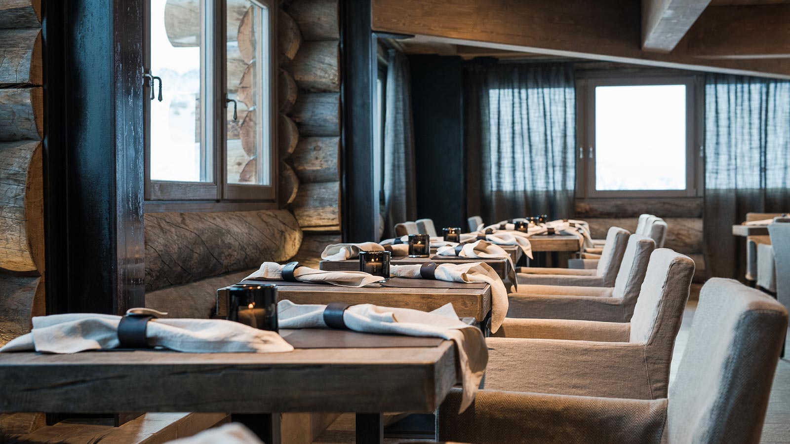 Elegante sala da pranzo nel ristorante in alta quota