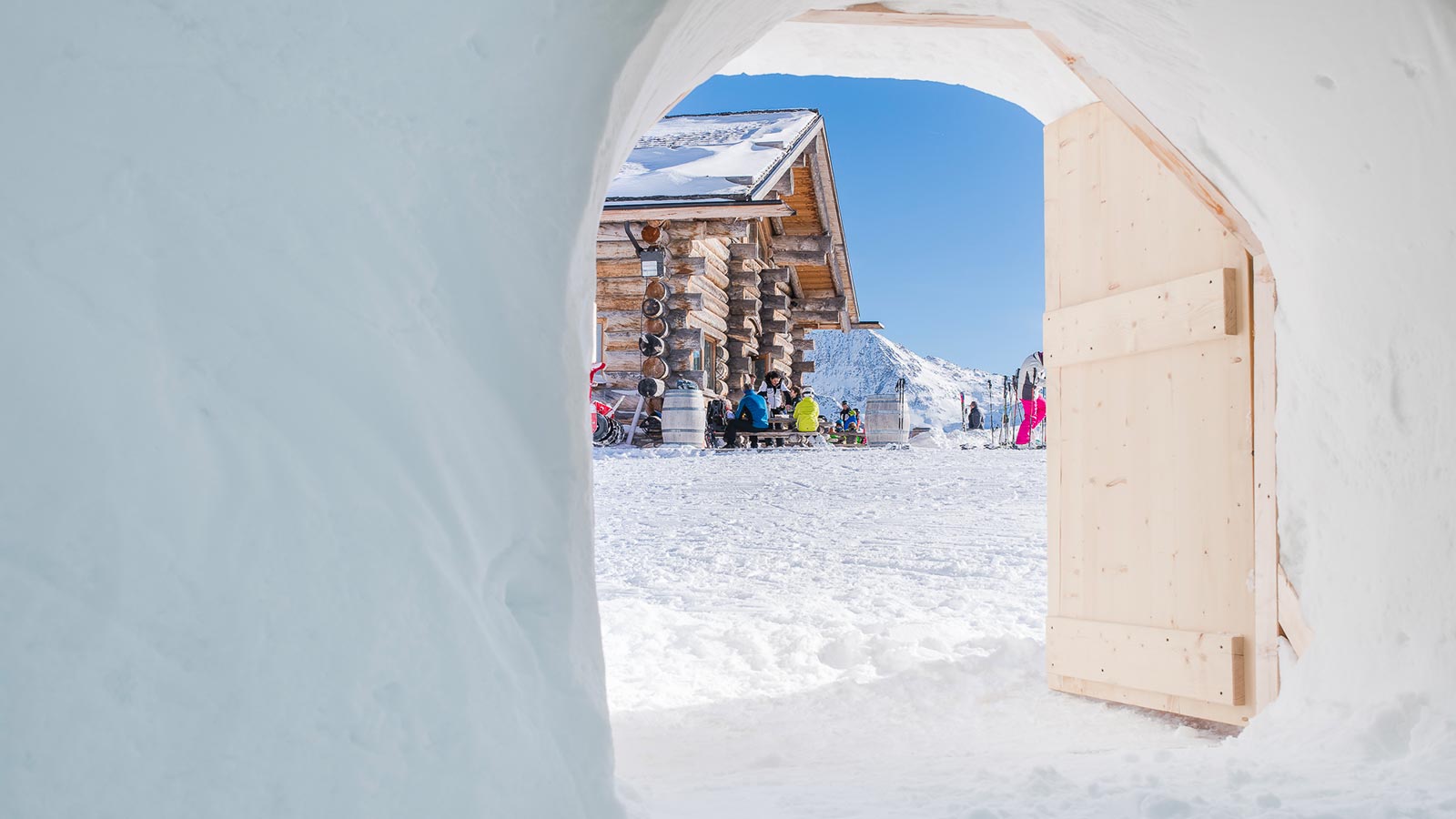 Glimpse from a tourist who has chosen to sleep in an igloo