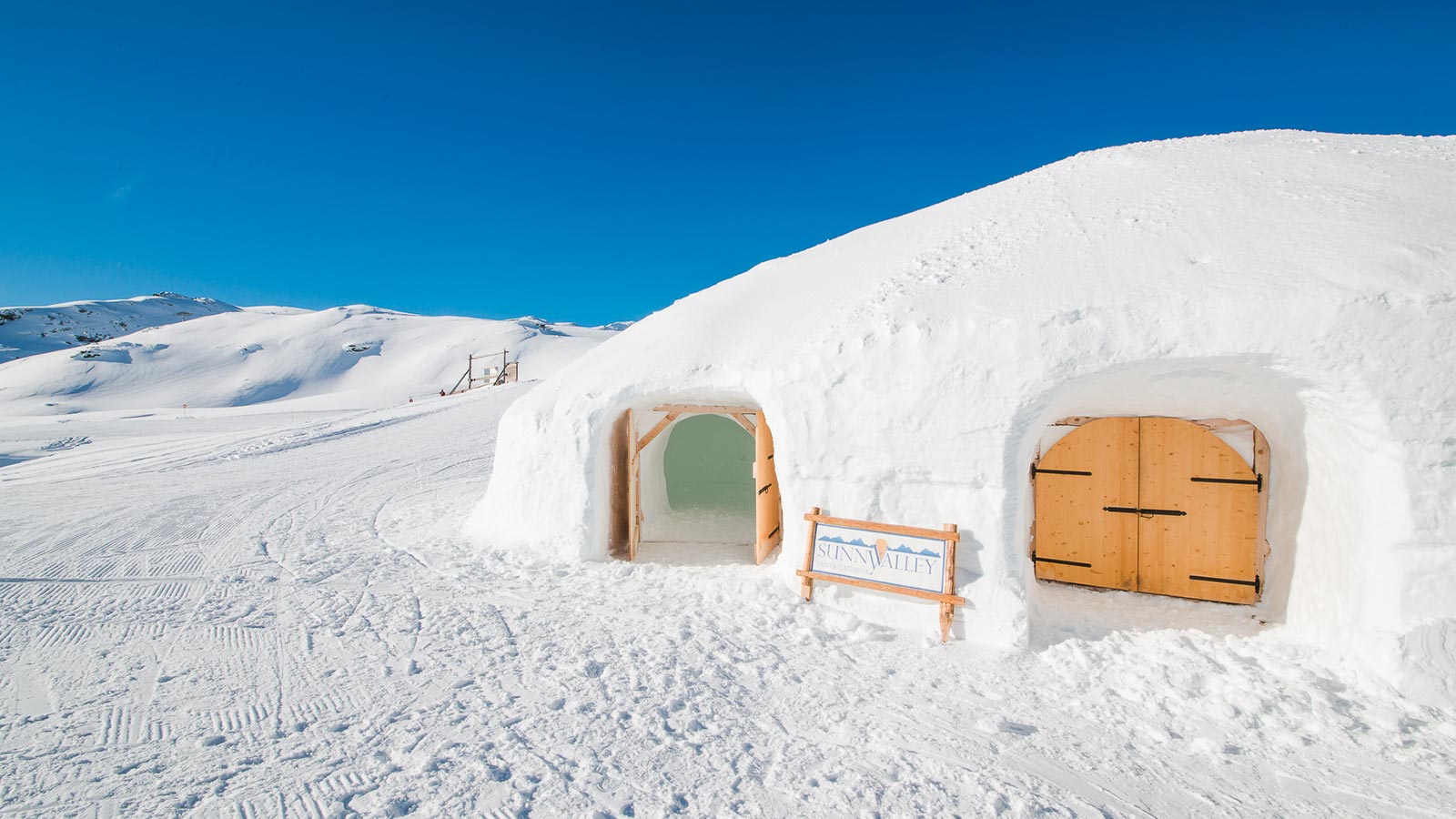 Igloo del Sunny Valley accanto a un paesaggio innevato