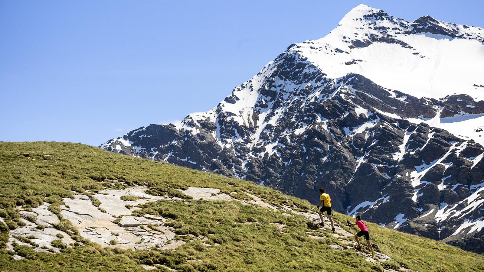 Uomo e donna praticano hiking in provincia di Sondrio