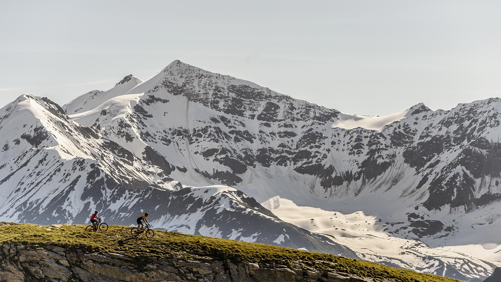 Coppia in sella alla mtb nella bellezza del Parco dello Stelvio