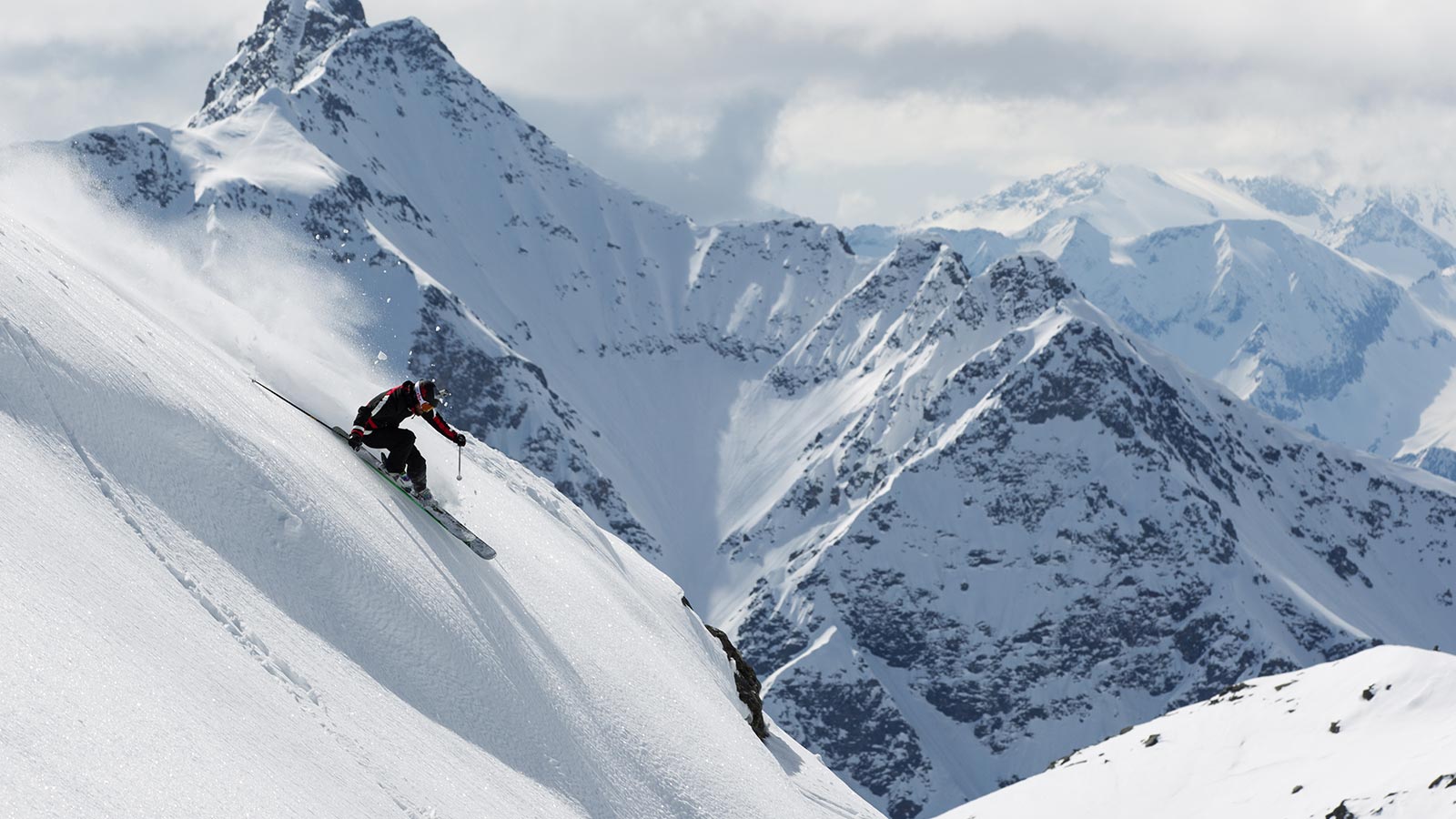 Sciatore si appresta a scendere dalla montagna innevata