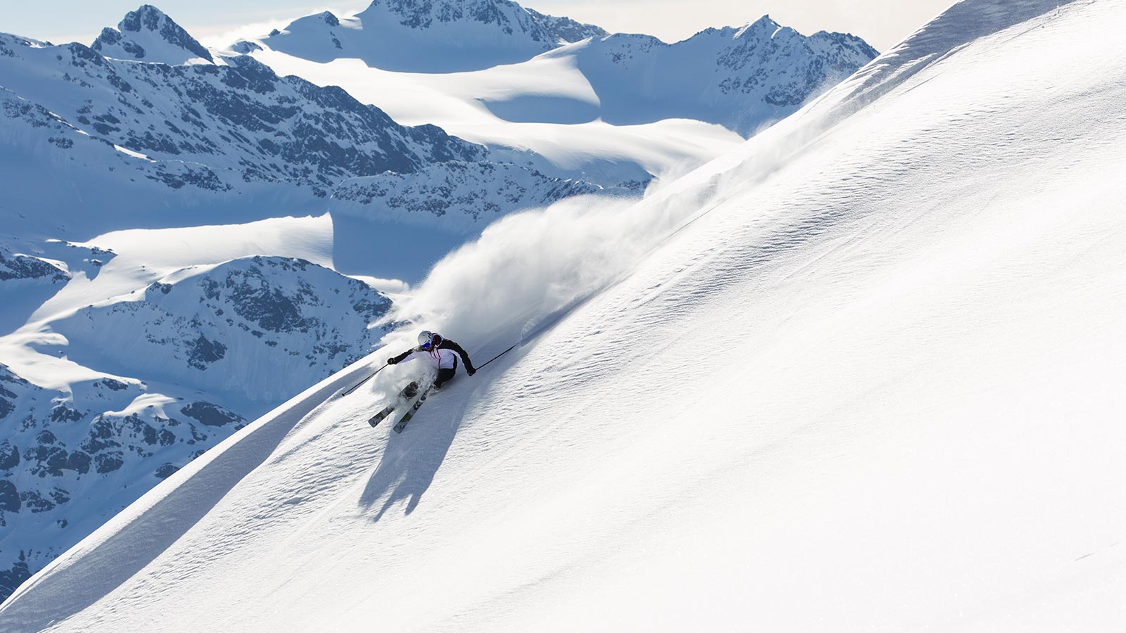 Sciatore trascorre una giornata sugli sci nel cuore del Parco Nazionale dello Stelvio