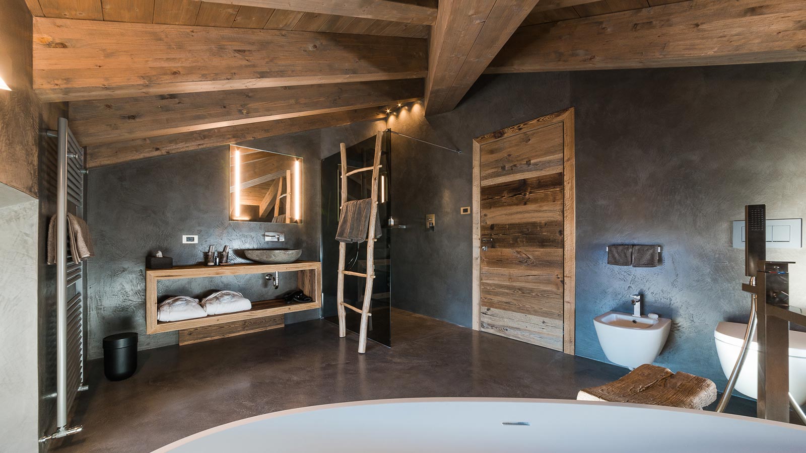 Spacious bathroom in the lodge moutain suite
