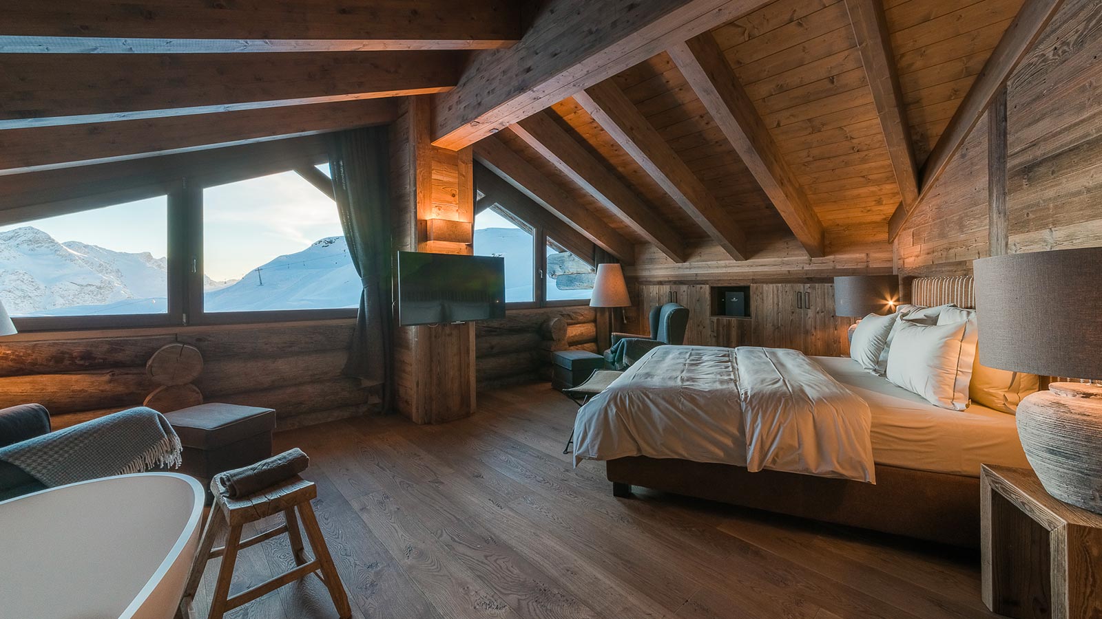 Bedroom of one of the rooms of the lodge moutain