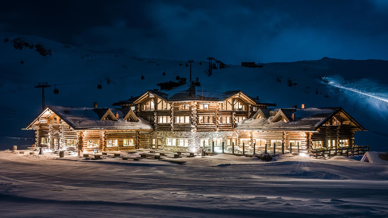 Il mountain lodge durante la notte illuminato dalle luci presso il parco naturale dello Stelvio