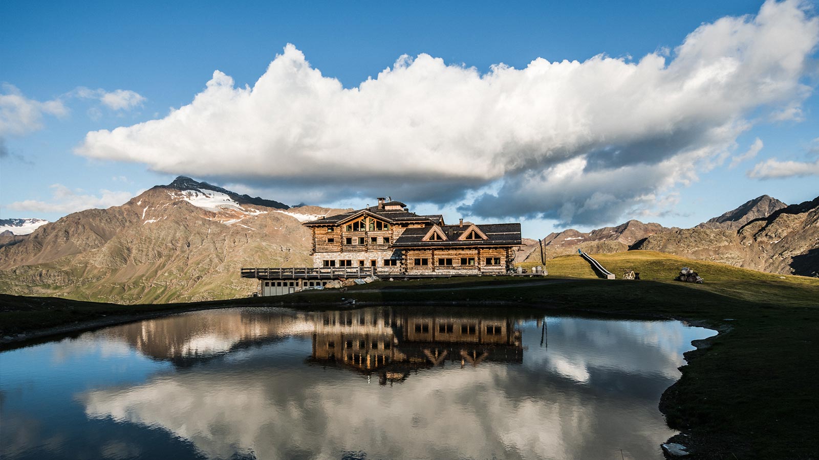 Mountain lodge in un idilliaco paesaggio innevato