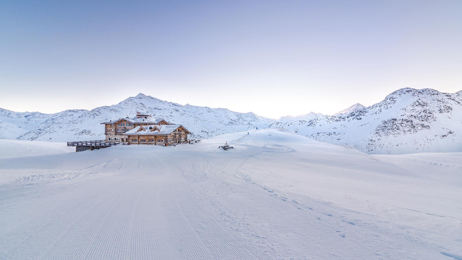 Mountain lodge in un idilliaco paesaggio innevato